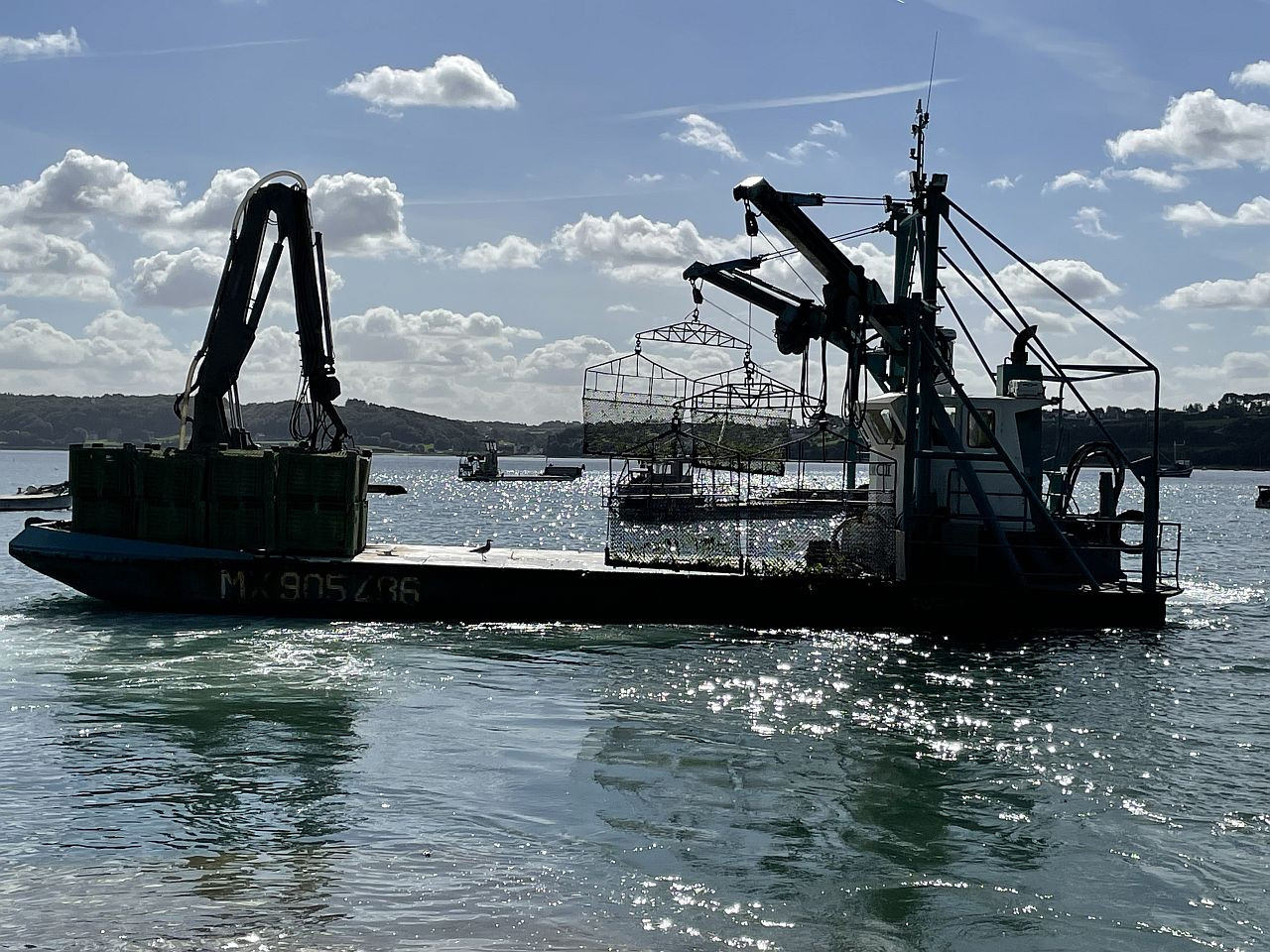Dragueur d'huîtres en manœuvre près des chantiers ostréicoles